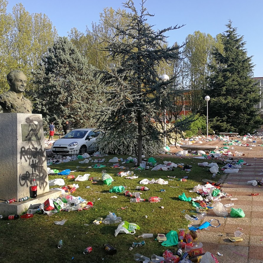 NO queremos esto👇

🚮300 metros cúbicos de residuos. 
🧹Cientos de horas de limpieza. 
💰Miles de € de dinero público. 

#OtroSanCementoEsPosible #SanCementoLimpio