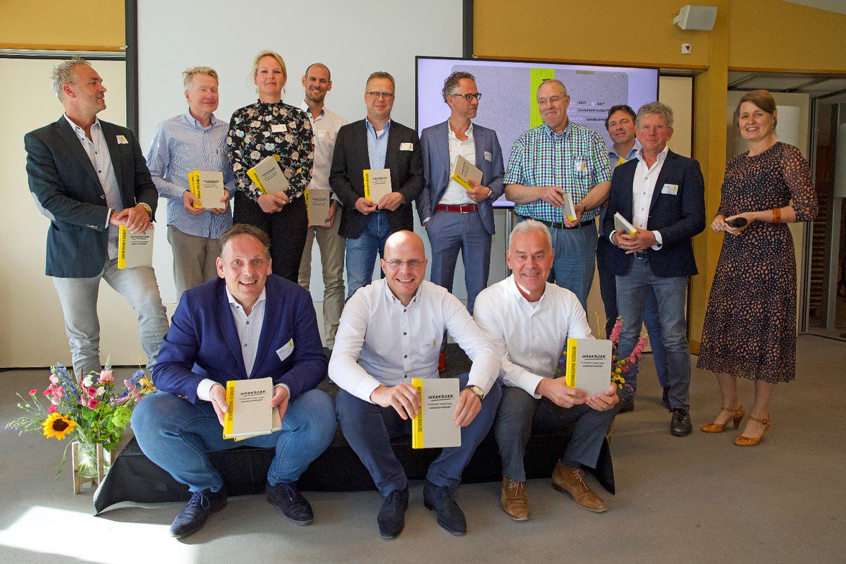 Vanmorgen is het werkboek waardemakers namens gedeputeerde  <a href="/AnnemiekeTraag/">Annemieke Traag</a> van <a href="/ProvOverijssel/">Provincie Overijssel</a> uitgereikt aan 12 waardemakerkanjers. Wat een feest! Ook het boek lezen? Kijk op werkboekwaardemakers.nl. delen mag!