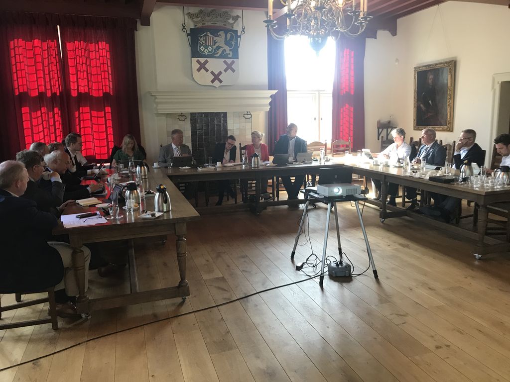 Als gemeente Moerdijk hebben we maar liefst drie vestingsteden, Willemstad, Klundert en Zevenbergen. Als wethouder ben ik bestuurslid van de Vereniging Nederlandse Vestingsteden. Vandaag hebben onze algemene leden vergadering in het Mauritshuis in Willemstad.