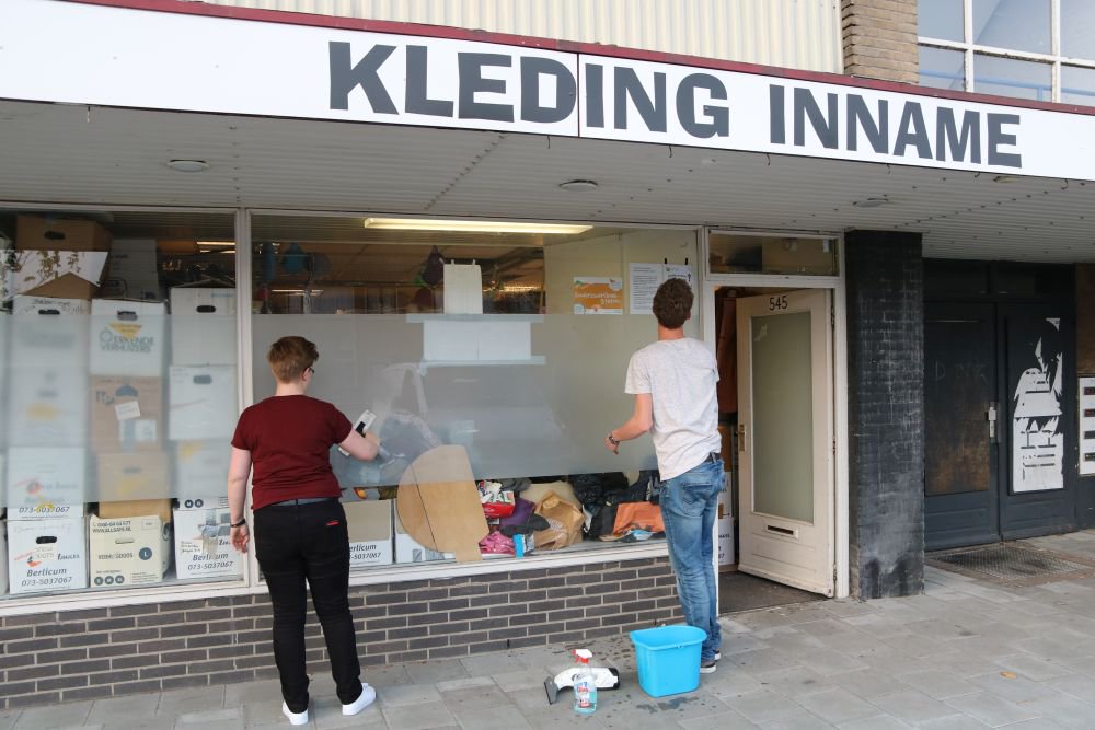 Leden studentenvereniging Ichthus 's-Hertogenbosch (@Ichthussh) helpen vrijwilligers Kledingbank (<a href="/Kledingbank073/">Kledingbank073</a>) met klusjes die blijven liggen (waxen kledingrekken, ramen lappen e.d.)
#versierdestad <a href="/shertogenbosch/">'s-Hertogenbosch</a> door #vrijwilligerswerk #voorelkaar
mzgz.nl/actueel/ichthu…