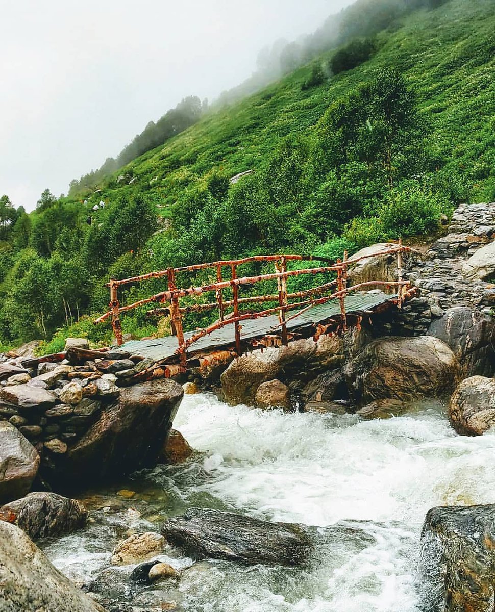 Pahadi_Post's tweet photo. #Chamoli is a district of the Indian state of #Uttarakhand. This place, situated between the snow-covered #mountains, is quite beautiful. Chamoli is situated on the #Badrinath road near the #Alaknanda river. https://t.co/LQndoke6lA