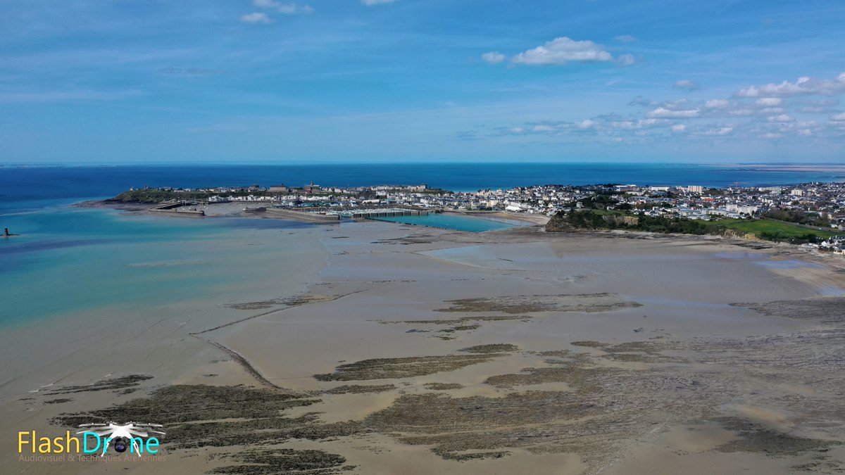 FlashDrone's tweet photo. Granville samedi dernier à marée basse, Chausey au loin. Coefficient 108.
 #Granville #VilleDeGranville #DestinationGranvilleTerreEtMer #FlashDrone #DroneManche #DroneNormandie #DroneGranville #GranvilleTerreEtMer #Chausey https://t.co/S0nYdTudR1