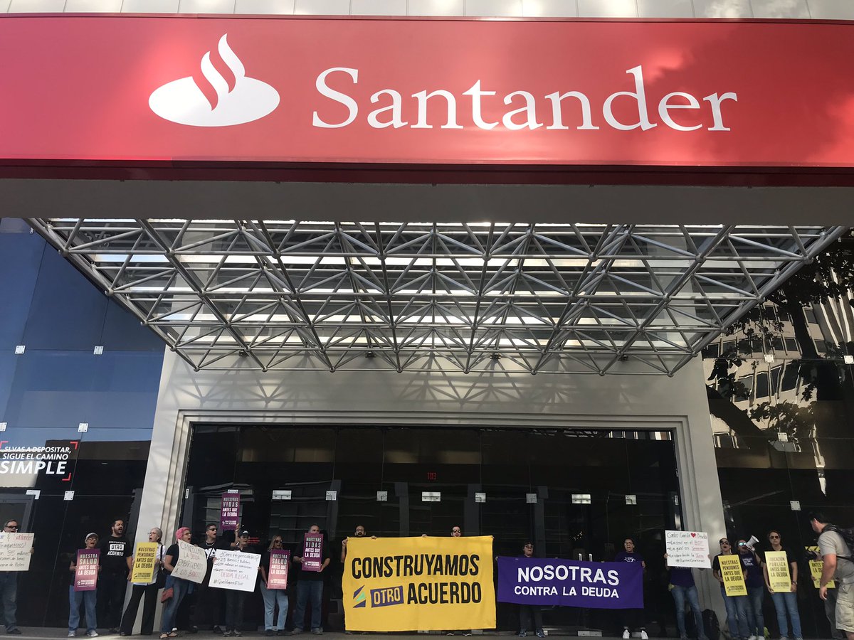 AHORA: Manifestantes ocupan el Banco Santander quien ha recibido comisiones millonarias de deuda emitida ilegalmente. #CancelenLaDeuda #EmbarguenALosBancos