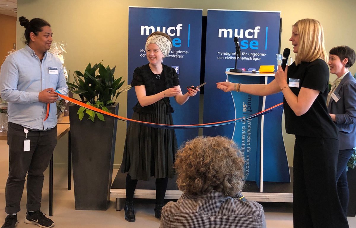 Kultur- och demokratiminister Amanda Lind klipper banden vid MUCF:s invigning i nya lokaler i Växjö.