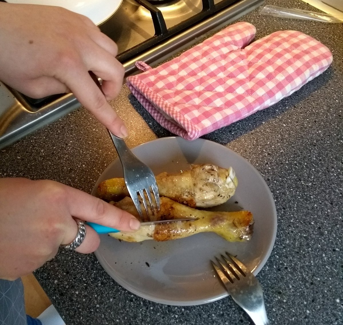 Weer een leuke training mogen geven: bereiden dagelijkse maaltijd. Hoe weet je of een stukje vlees gaar is als je het niet (goed) kunt zien? #zelfstandigheid <a href="/KonVisio/">Koninklijke Visio</a> <a href="/Visio_WD_Midden/">Koninklijke Visio Wonen & Dagbesteding Midden</a>