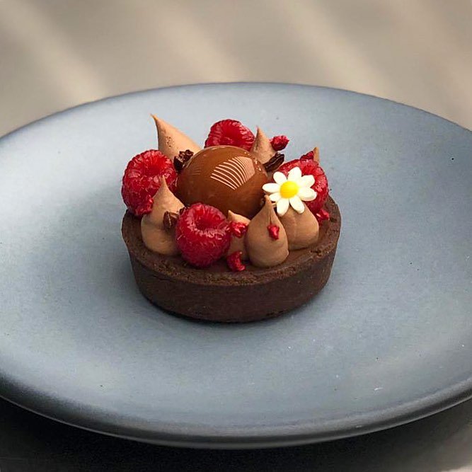 Jivara Milk chocolate Raspberry tart 

<a href="/steeliteusa/">Steelite USA</a>

@pavonitalia

<a href="/valrhonausa/">Valrhona USA</a>

#antoniobachour #bachour #bachourmiami