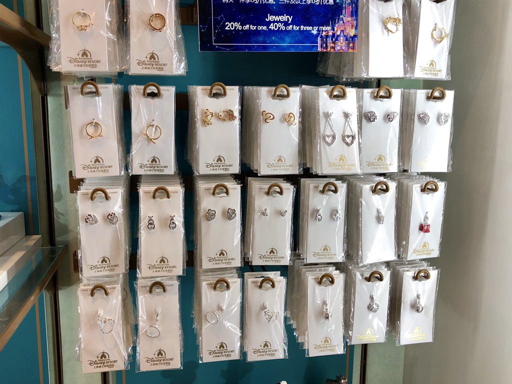 お城のガラスショップでアクセサリーなどがスペシャルオファーに💍✨