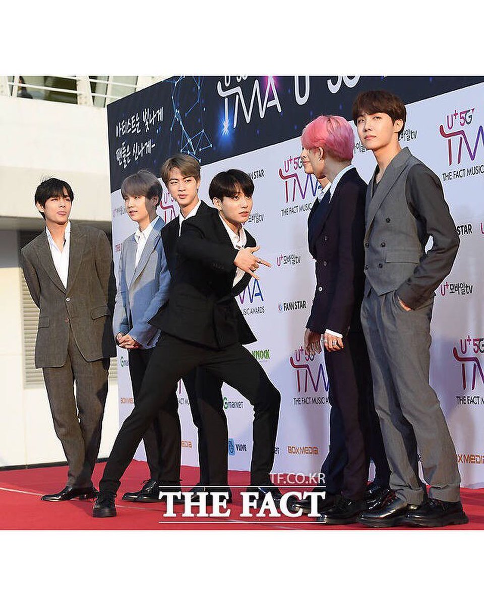 tramm_seokjin's tweet photo. Nhìn tấm này cưng xĩu luôn đó 😂😂

#BBMAsTopSocial +BTS (@BTS_twt) https://t.co/YJj3Wc3cxq