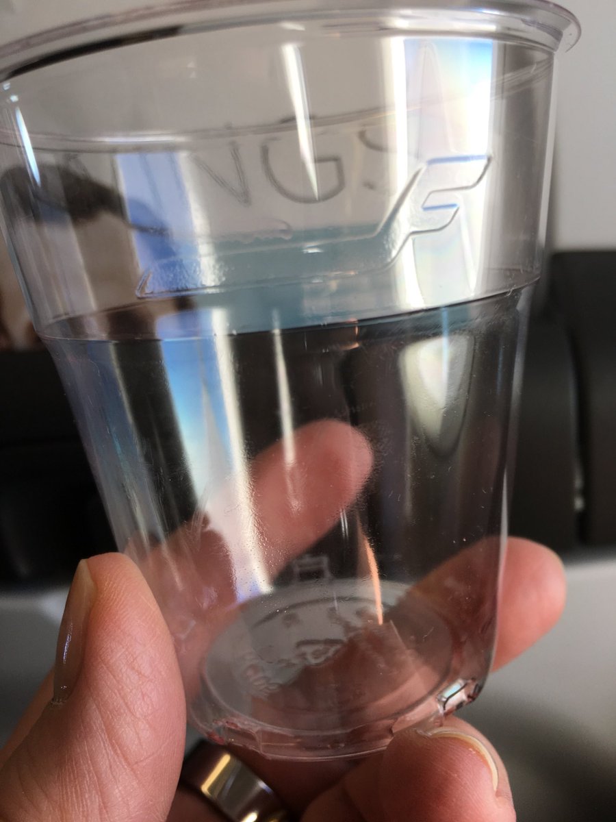 Toivottavasti Finnair kierrättää muovipikarit. Veden voisi tarjota pahvimukista kuten kahvin. #finnair #kierrätys