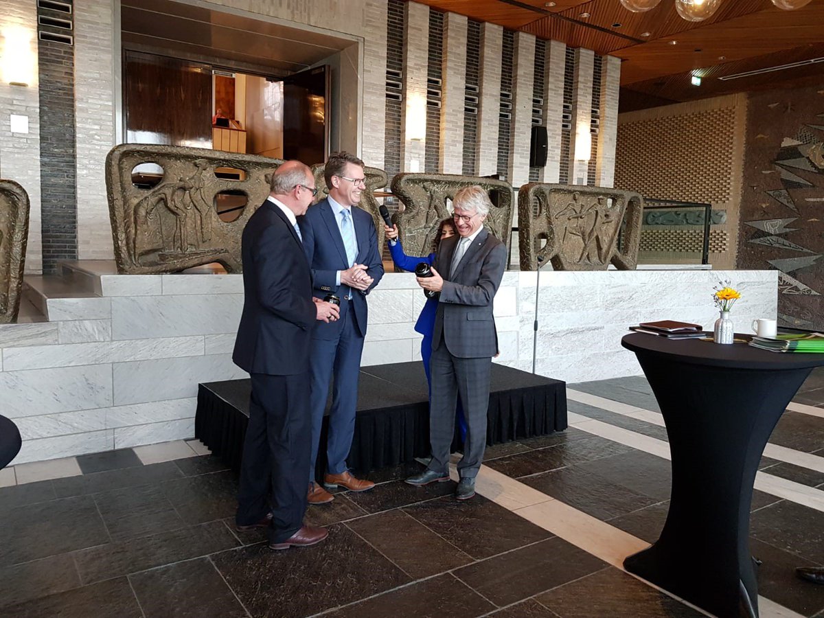 RT gem_apeldoorn: Wethouders detlev_cziesso en wim_willems spraken voorafgaand aan 1e vergadering van #provincialestaten. Zij spraken hoop uit op een vruchtbare samenwerking de komende jaren. Natuurlijk hoorde een #Apeldoorns cadeau ook bij hun bezoek.