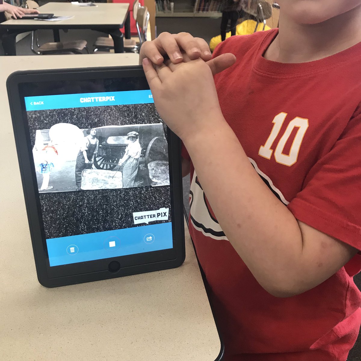 librarianlaceym's tweet photo. Using #Chatterpix from @duckduckmooseapps to finish our primary source unit! The voiceover tool is so fun and engaging with students. They get to be hands-on and take charge of their project! #hosealibrary #sjsdlibraries #sjsdinnovates @hoseahawks https://t.co/LMNymG0FeX