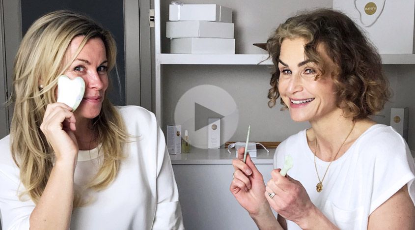 GetTheGloss's tweet photo. #ad We've been taking lessons in gua sha with Katie Brindle of the Hayou Method. It's not just for lifting and destressing the face. There's also gua sha body combing, a cellulite-busting technique even we hadn't heard of ... #thehayoumethod #hayoumethod https://t.co/k16o8Ft9aT https://t.co/D4AEF4l8D5
