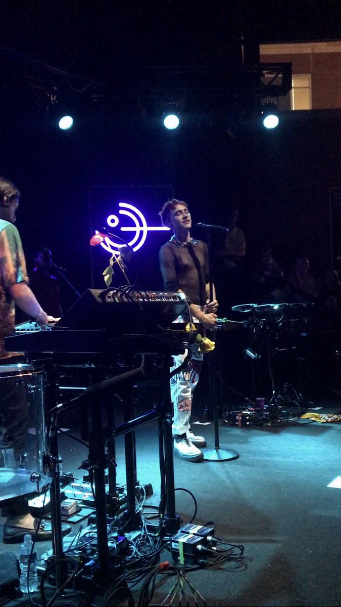 EBuzzie's tweet photo. #YearsAndYearsLive @yearsandyears pgh 💜 https://t.co/pWNK50nGcg