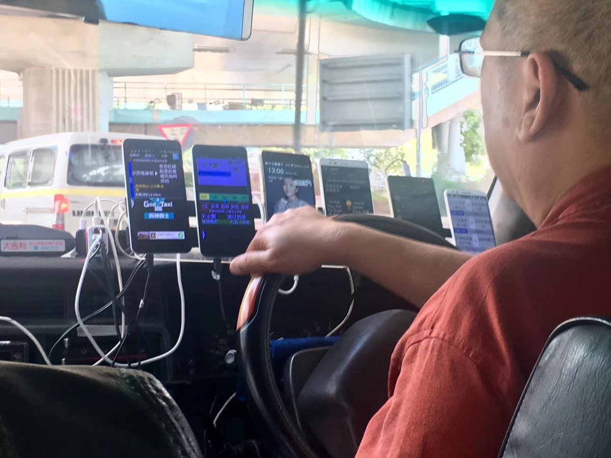kees_thieme's tweet photo. Ook in Hong Kong is handsfree bellen als taxi chauffeur verplicht. https://t.co/VzNlwzcX6G