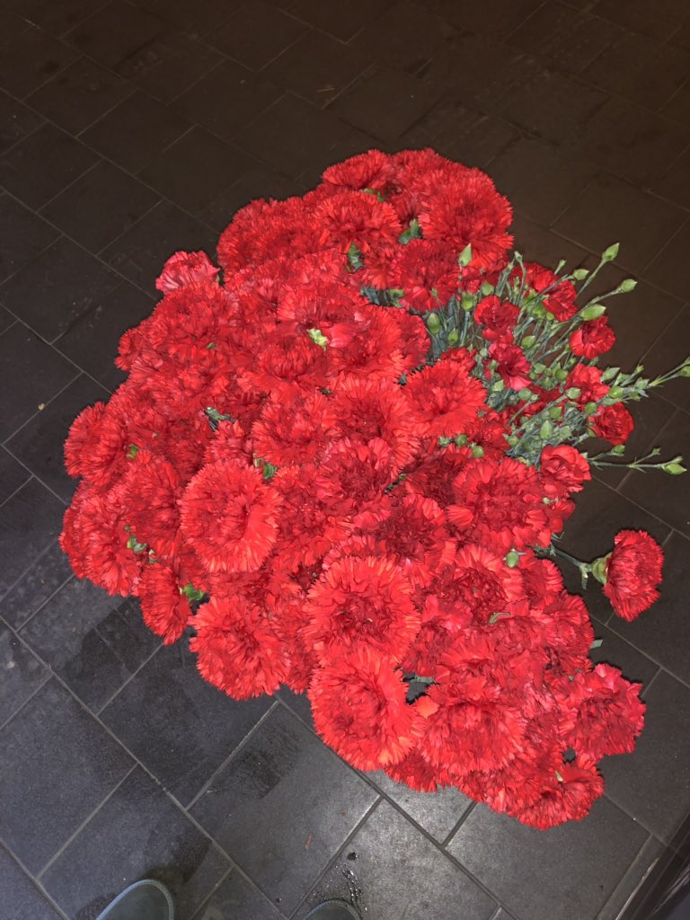 TavAntifa8MI's tweet photo. @antonellabarra6 Tutto pronto per #PortaUnFioreAlPartigiano #25Aprile #Milano #Musocco h10 #CampoDellaGloria @radiopopmilano https://t.co/Y1STEKAVCa