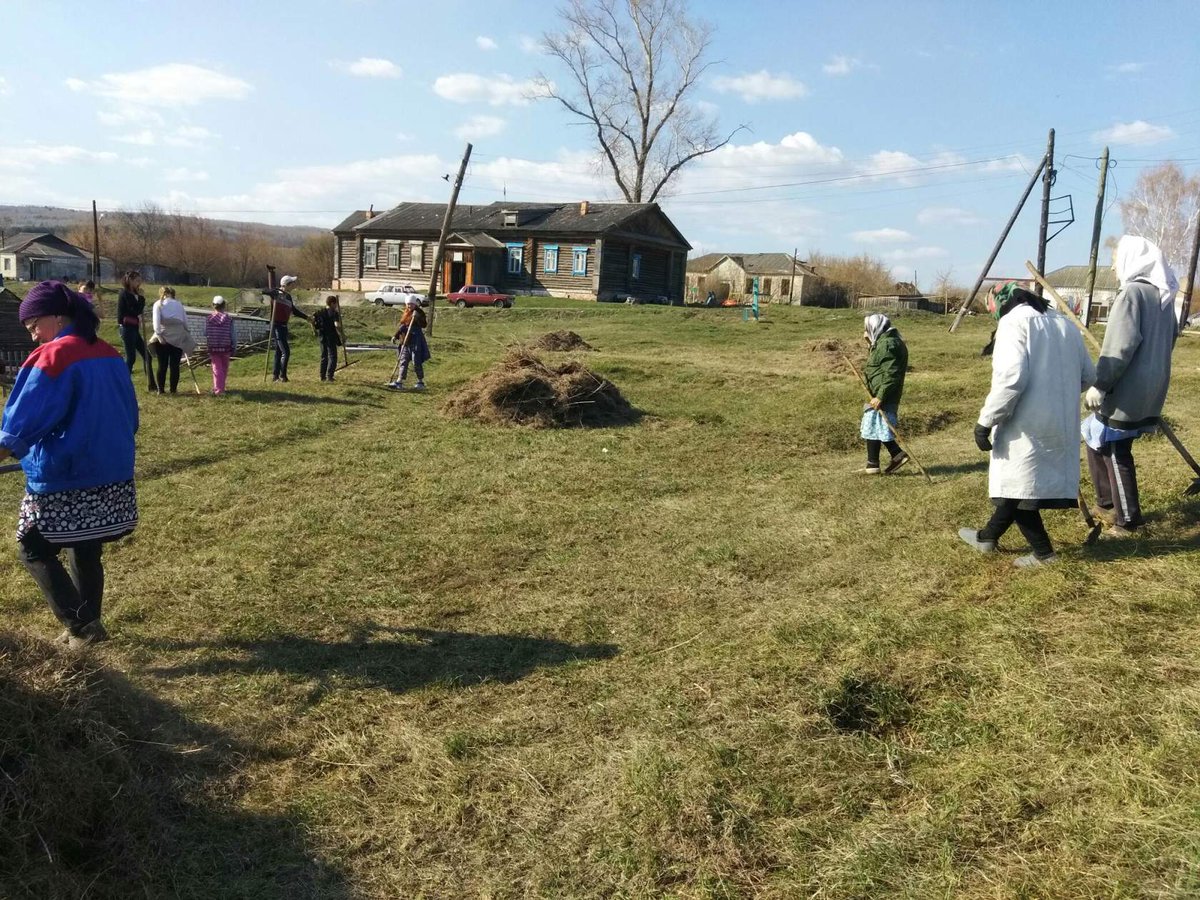 Жители частных домовладений в селе Белый Ключ, Вешкаймского района начали проводить уборку своих территорий еще до официального старта месячника по благоустройству. Сегодня, 24 апреля состоялся субботник по благоустройству центра села.. В мероприятии приняло участие 18 человек.