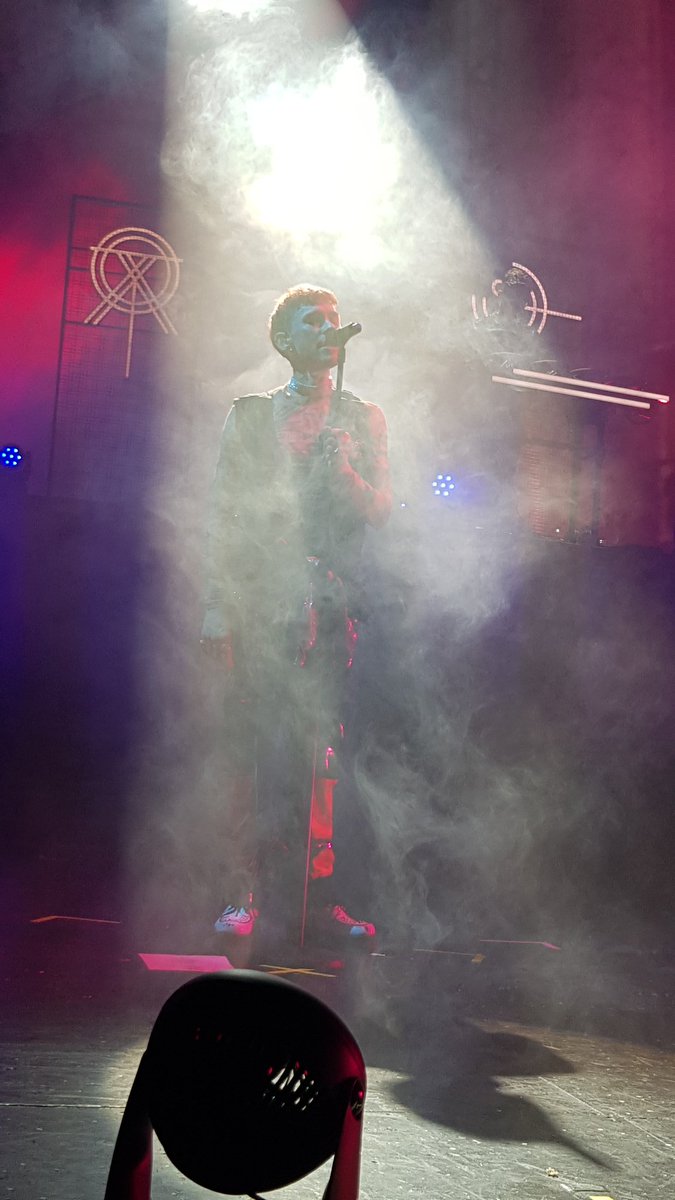 ema101's tweet photo. @yearsandyears #YearsAndYearsLive https://t.co/RBciICnWpn