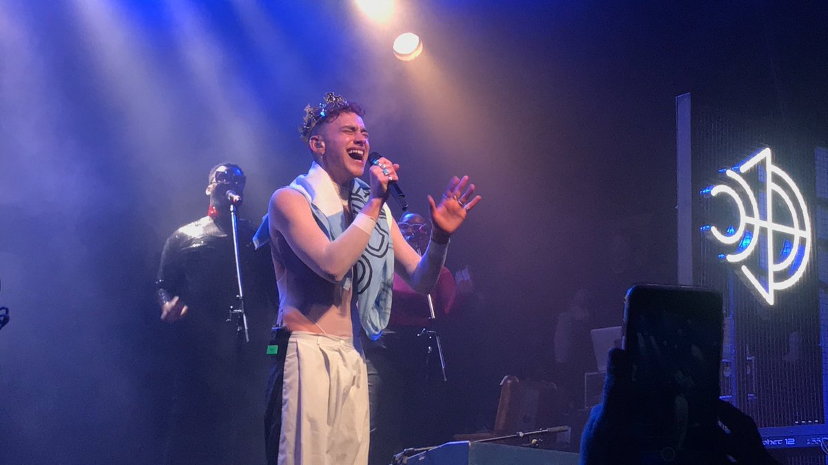 Fly_Rules's tweet photo. @yearsandyears My king 😍 #YearsAndYearsLive ♥️ https://t.co/BlTE91KRYu