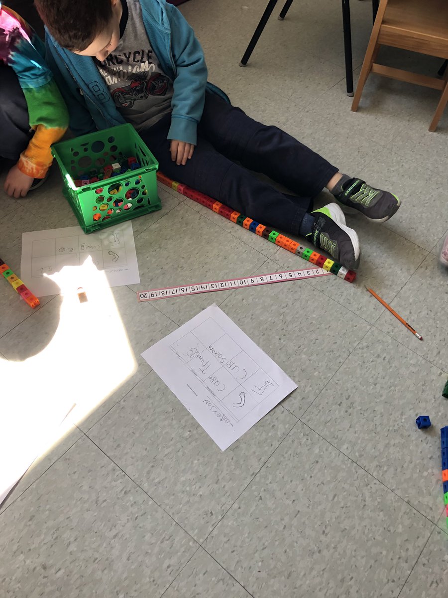 MmeHannah1's tweet photo. Les élèves sont en mesure de se mesurer à l’aide de cubes comme étant notre unité de mesure! @smbmerrickville @LisaSamrai https://t.co/irqHnJIAmM
