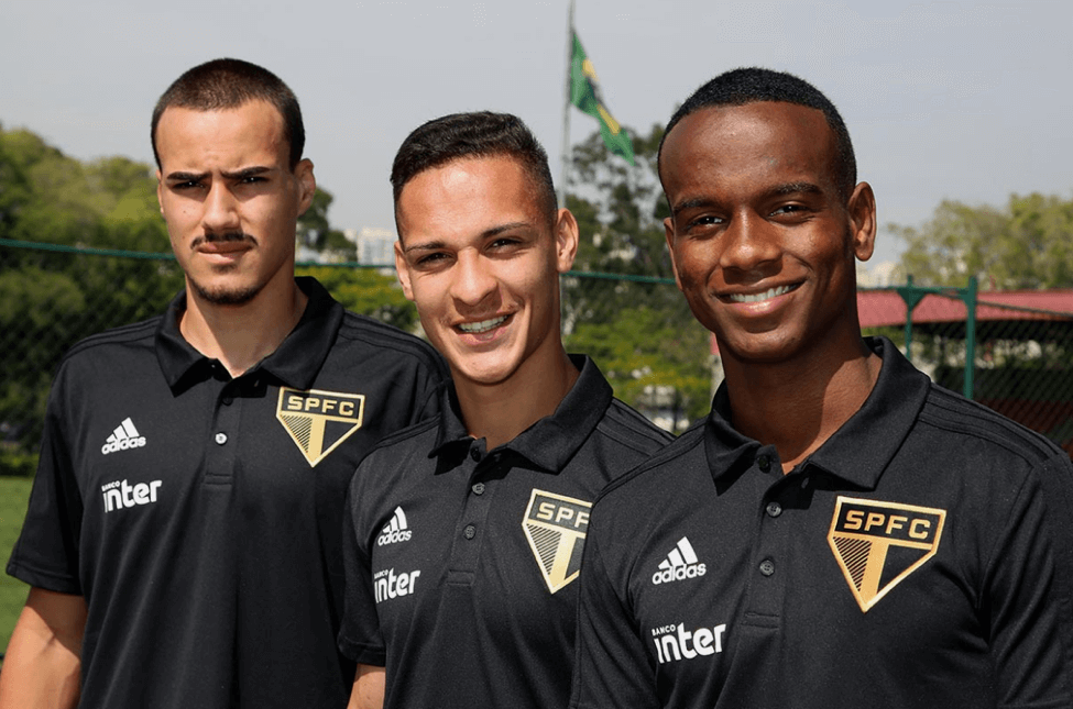 FootureFC's tweet photo. Santos, São Paulo, Grêmio e Flamengo são exemplos - positivos e negativos - de clubes formadores. Dos problemas financeiros aos grandes centros formadores.

@CaioAIves fala dos brasileiros e apresenta exemplos na Europa como Ajax, Dínamo Zagreb e Benfica: https://t.co/sAnlvunTxc https://t.co/Xp1nUjapuZ