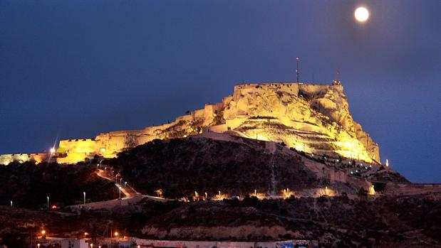 Trekkapp's tweet photo. El Castillo de Santa Bárbara es un ícono de la ciudad, ubicado en la cumbre del monte Benacantil, a 166 m. de altitud lindante con el mar. Éste posee 3 recintos a diferentes alturas y de 3 épocas diferentes. #Castillo #Alicante #Turismo Enlace directo: https://t.co/Hhw5U51vkb https://t.co/QYYkBghCmr