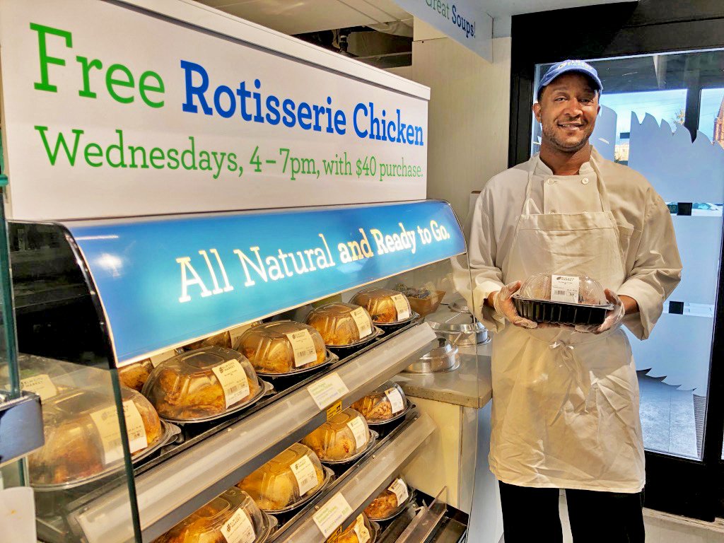 elmcitymarket's tweet photo. Straight from our kitchen to yours, it's #ChickenWednesday! Between 4-7pm your rotisserie chicken is FREE with a $40 market purchase!
#ElmCityMarket #RotisserieChicken #FreeChicken #ChickenPromo #ChickenPromotion #NewHaven #ElmCity #NewHavenCT #NewHavenEats https://t.co/2zlsPxBlDz