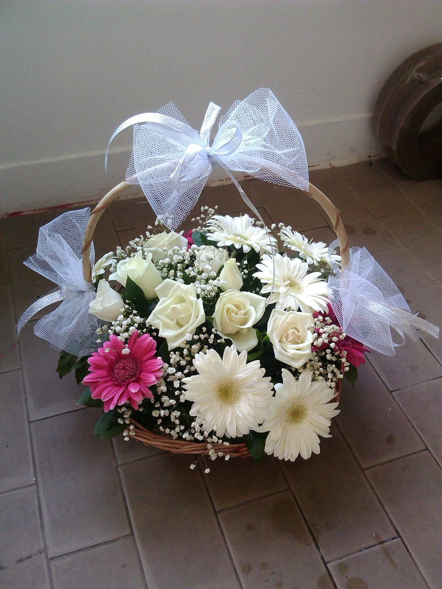zare_entuzijast's tweet photo. #basket #pinkgerbera #whitegerbera #whitevineroses #whiteroses 💮🌼🌻🌸 https://t.co/8B7jsm1FsQ
