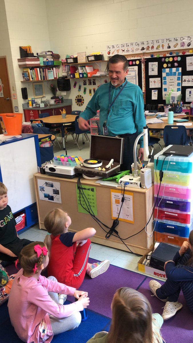 MissKellyFirst's tweet photo. Thank you @cipdrdu for coming to show us a record player that actually works!! It fits perfectly into our technology unit! #ciplearns #firstgrade #oldtechnology https://t.co/6offivaFAD