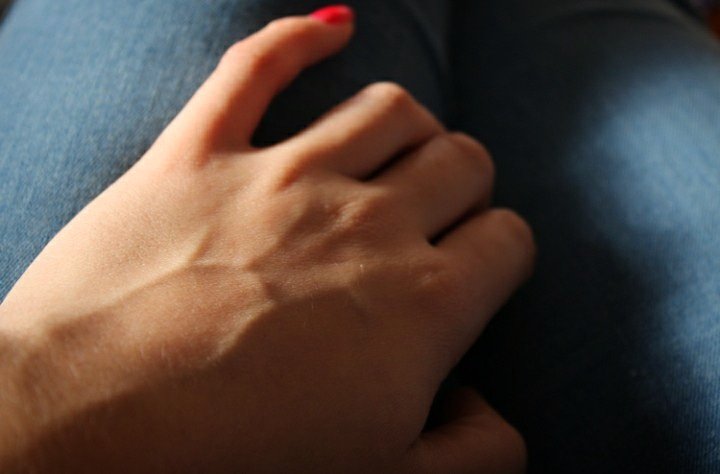 Creartistik7's tweet photo. Série photo de mains - trilogie 3
#mains #main #sensibilité #trilogie #photography #photo #photographer #art #projet #hand #expression #corps #body #émotion #photooftheday #bodyphotographer #handphotography #handphotos #handsphotography https://t.co/WjfAxSyOw7