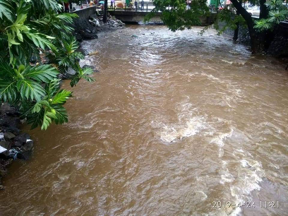 Mouezi_F's tweet photo. Anjouan, l'alerte rouge 🔴 a été déclenchée depuis 14h. Forte crainte aussi pour le Nord de l’île : Jimlime, Mahale, Ouani et Mutsamudu. #prayforComoros 🙏🏾 https://t.co/zXRhGiDBjT