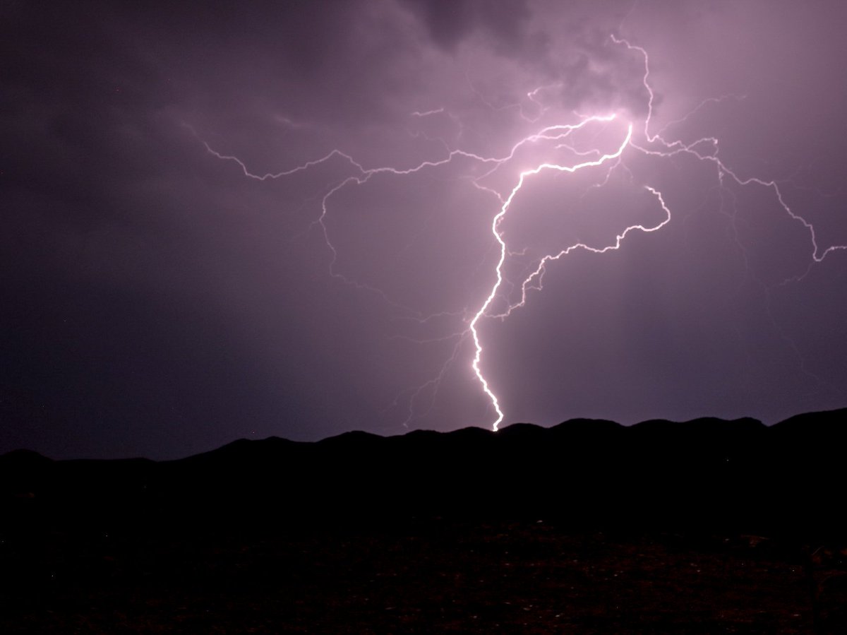 BeerPedaler's tweet photo. First great thunderstorm of the year out in the Big Bend did not disappoint. #shitdang⚡ https://t.co/ZVg4jhJZKb