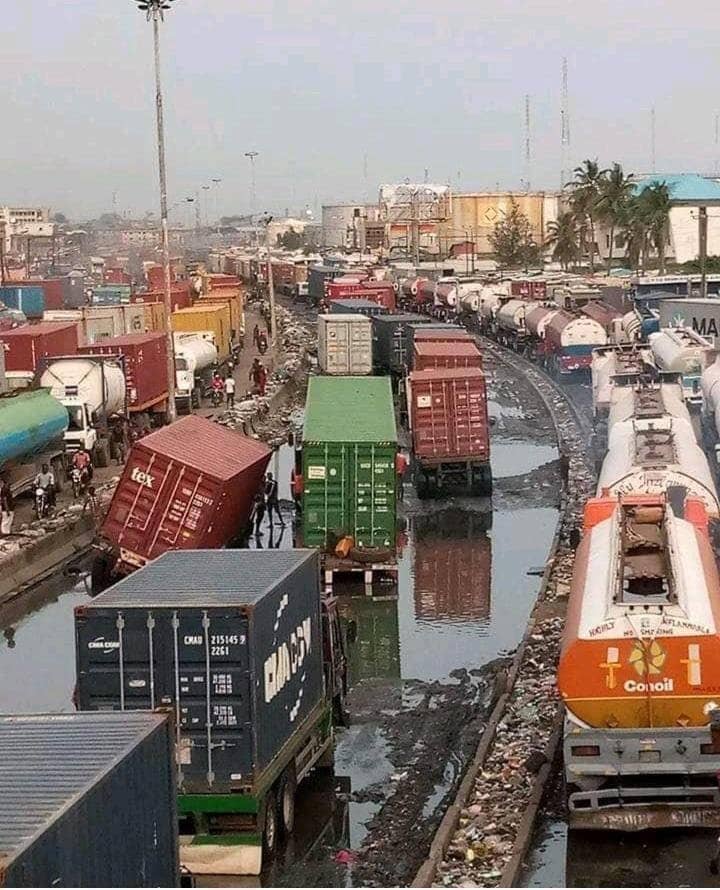 HenshawKate's tweet photo. Is this how Apapa looks like now??🙄🙄
Who can confirm? https://t.co/O4Rj1cxghZ