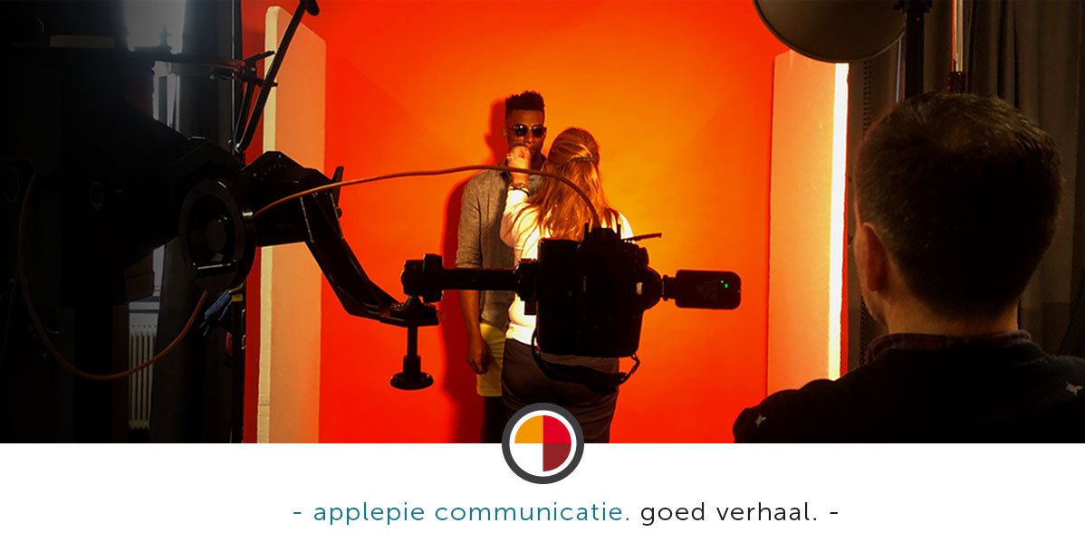 applepie_nl's tweet photo. Felle kleuren en een paar blije, jonge gezichten ☀️ Een tijdje terug voelde we de zomerkriebels al tijdens de photoshoot voor het zomermagazine van onze klant Zwijnenburg. Volg ons op social media om het resultaat te zien. https://t.co/mGluAxse2n