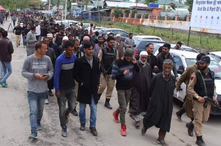 MissionPDP's tweet photo. Party President @MehboobaMufti holds a protest rally in Pulwama.
#AapKiJamaat #KalamDawaat

Cc @parawahid @TahirsyeedK @PhirsePDP @jkpdp @takfirdous @MirAijaz89 @NawaabMustafa @SafinaMBaig @shangpal @Rafiahmadmir @fmirofficial https://t.co/pYEDbvOXKB