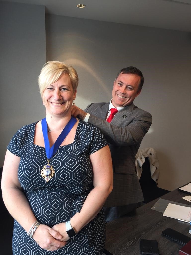 the_iil's tweet photo. Last night outgoing President Chris Macleod handed over the Presidency to @julieRF2018 of @Brokerbility_BB along with the new Vice President Adrian Mee of @MattioliWoods Many thanks Chris for a successful year and looking forward to the year under Julie's leadership. @CIIGroup https://t.co/YXA43S0mLl