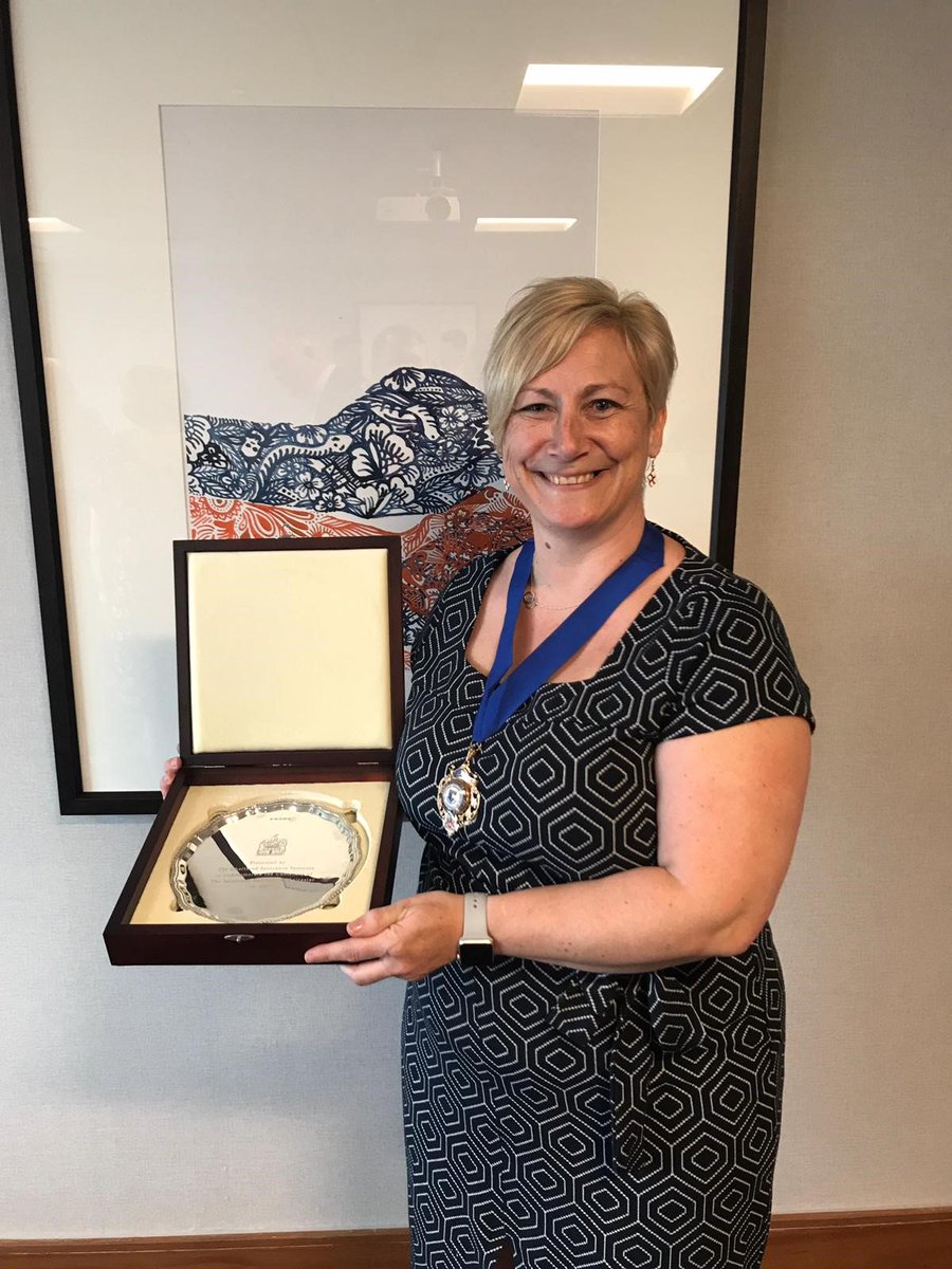 the_iil's tweet photo. Last night outgoing President Chris Macleod handed over the Presidency to @julieRF2018 of @Brokerbility_BB along with the new Vice President Adrian Mee of @MattioliWoods Many thanks Chris for a successful year and looking forward to the year under Julie's leadership. @CIIGroup https://t.co/YXA43S0mLl