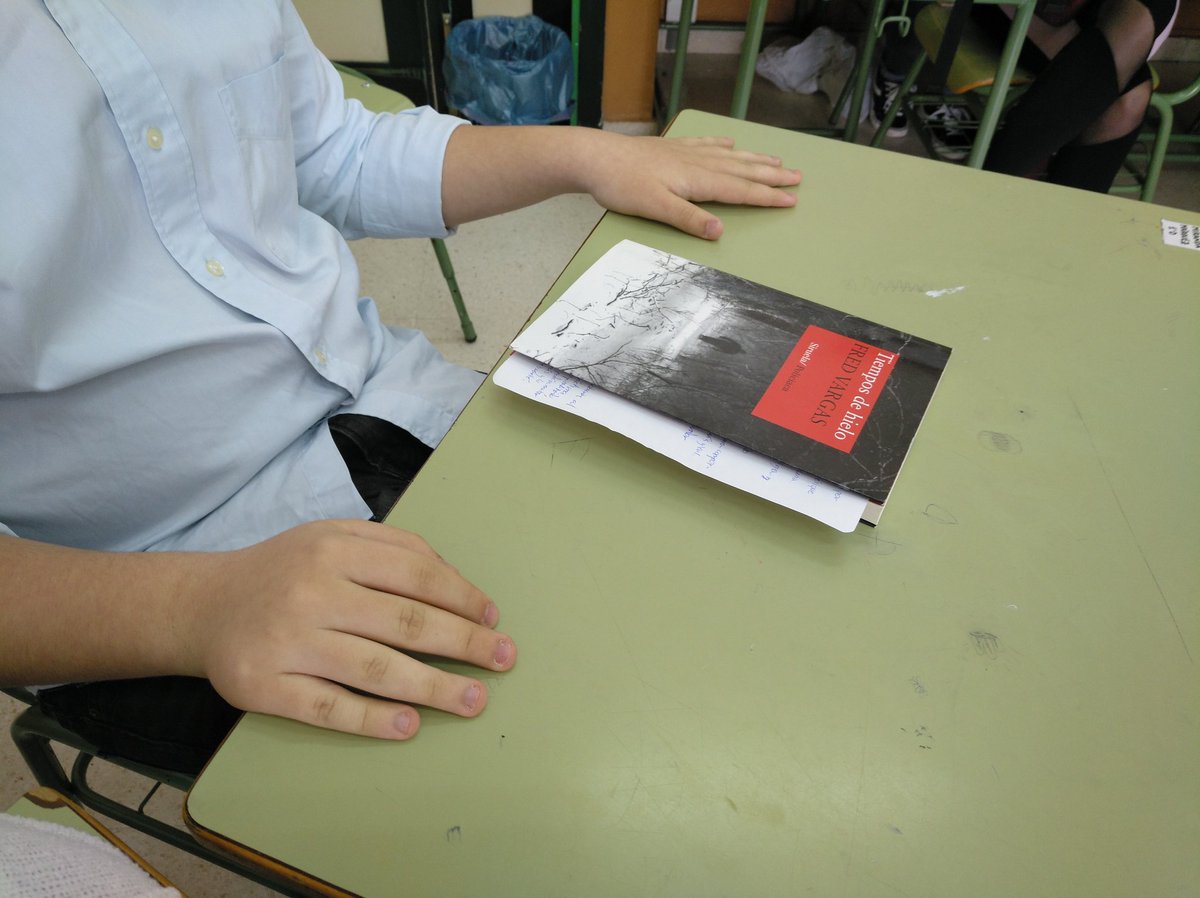 LeonorOsuna11's tweet photo. Qué buena experiencia de fomento de la lectura: #AldousHuxley @Laura_Esquivel @BrunaHusky #FredVargas y #CatlinMoran presentan, explican y promocionan sus obras representadxs por cinco alumnxs de #1BachD @iesjdmairena Lo hemos pasado genial :-) https://t.co/JfetJLV4Ir