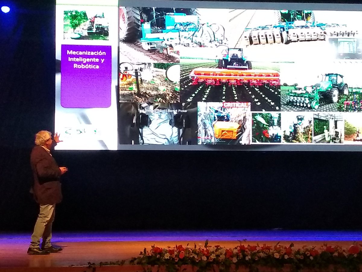 Transforma_Alim's tweet photo. Stanley Best, de @iniachile en #AgrofoodSummit: "Todavía nos falta avanzar en robótica y mecanización de cosecha. Estamos llamados a cambiar nuestra visión de cómo hacer las cosas e incorporar la transformación digital de la producción y servicios de sectores tradicionales" https://t.co/EI34GjTU5c