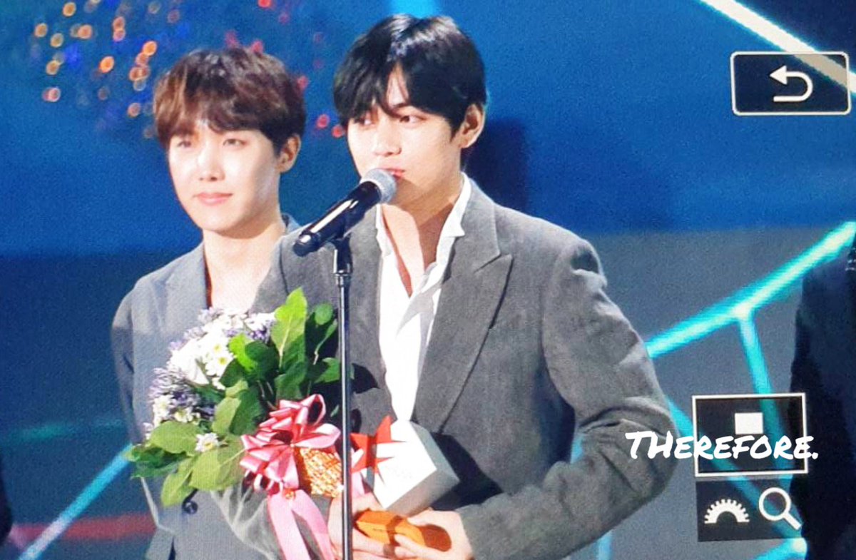 therefore_v's tweet photo. 190424 더팩트 뮤직어워즈
#방탄소년단 #BTS⁠ ⁠⁠#뷔 #V #김태형 
오늘도 태형하며 삶의 의미를 찾았다,,
#BBMAsTopSocial BTS @BTS_twt https://t.co/XsMTFygH82