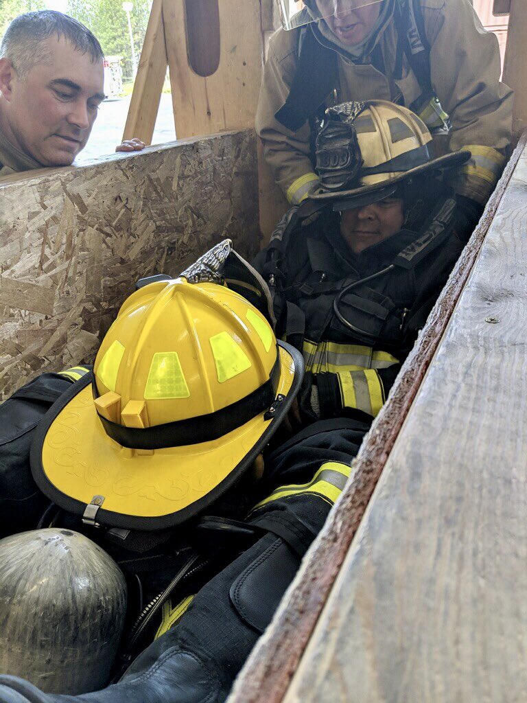 spokaneco8_3711's tweet photo. Our firefighter recruits found themselves in some tight spaces &amp; interesting places as they learned search and rescue techniques #teameffort #hereforyou 
@SCFD8 @SCFD9 @PullmanFF @PullmanFire @CheneyFF1919 #scfd3 https://t.co/90eJUTq132