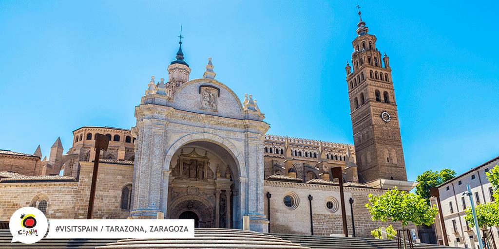 Na deze foto van de kathedraal van Tarazona te hebben gezien, is het enige dat we kunnen doen onszelf voorstellen dat we die trap beklimmen. 
#Spanje #VisitSpain #Zaragoza #SpainCulturalHeritage <a href="/aragonturismo/">Turismo de Aragón</a> <a href="/Visit_Zaragoza/">Zaragoza Tourism</a> <a href="/ZaragozaTurismo/">Zaragoza Turismo</a>