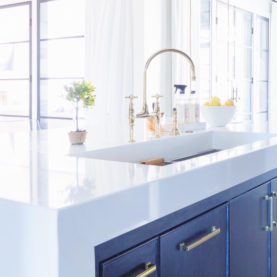 WebDonInc's tweet photo. Looking for a beautiful way to incorporate a farm house sink? @HanstoneQuartz Royal Blanc creates a beautiful canvas for any design. This design features Royal Blanc and matte navy-blue cabinets. For more inspiration see our product page: https://t.co/xytkkbodXL https://t.co/BF0IYb1tQK