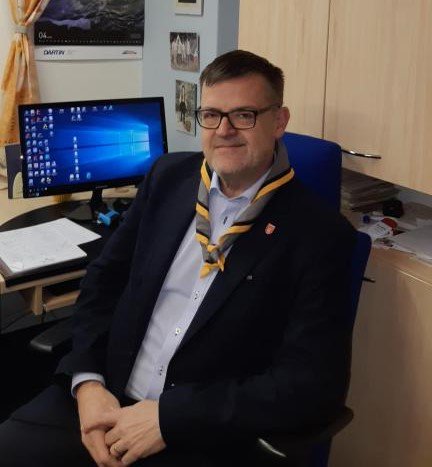 SenatCZ's tweet photo. Má přezdívku Bizon a dnešní #skautskyden strávil lékař, senátor, předseda zdravotnického výboru Lumír Kantor - jak jinak než se šátkem na krku - ve Fakultní nemocnici Olomouc. #SenatoriVRegionech @skaut https://t.co/e5wnyjDlEr