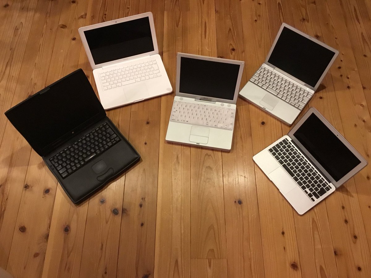 teke3in's tweet image. ノート型Macたち。

Apple製品をコレクションしていて1番楽しい時は、こうやって製品を並べている時だったりする。
年代順に並べてみても面白いかも。

次は何の機種を手に入れようか…楽しみ！

#PowerBookG3 #MacBook #iBookG3 #PowerBookG4 #MacBookAir #Apple