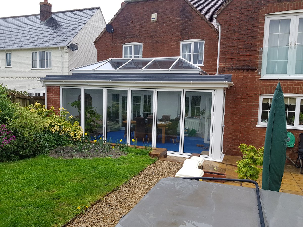 IpcWindows's tweet image. Smarts Aluminium Visofold 1000 bifold doors and aluminium roof light.