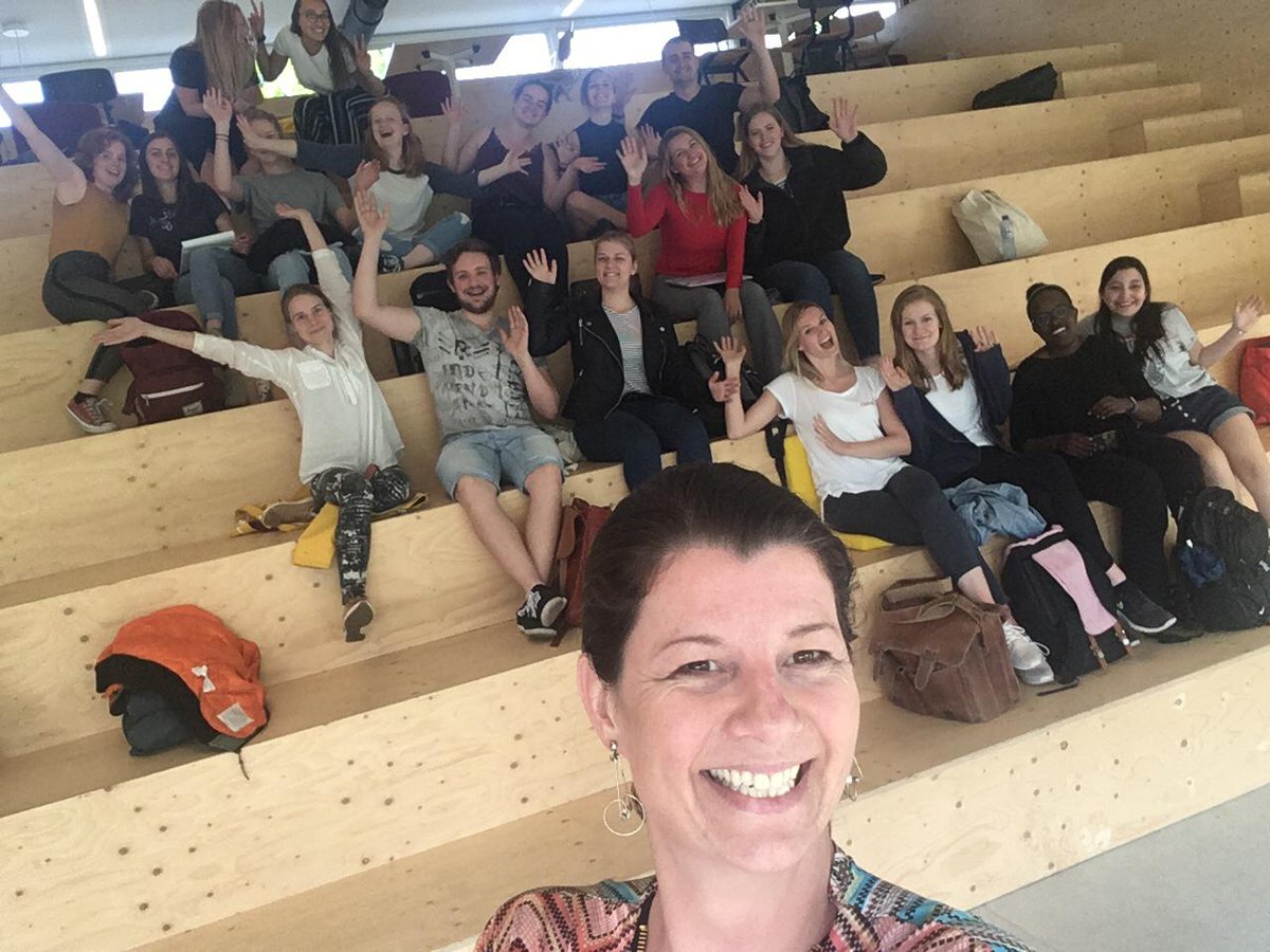 eTwinning_nl's tweet photo. De internationale PABO staat deze week in het thema "International classroom without walls". De eerstejaars studenten zijn de hele week bezig met dit thema en dus ook met #eTwinning, juist het middel om de muren van je klas lokaal weg te laten vallen. #studenten #workshop https://t.co/ssAZVUBCbb