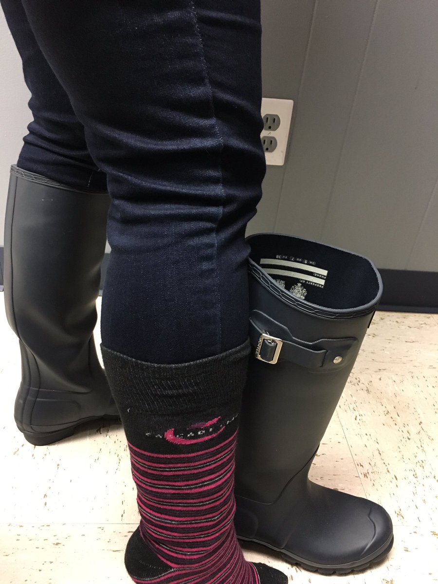 aflores1500's tweet photo. Because #rain βοΈ Thank you to @hannon_hill for these super cute #cascadecms socks from @EllucianInc #elive19! https://t.co/z5xoovtKzJ