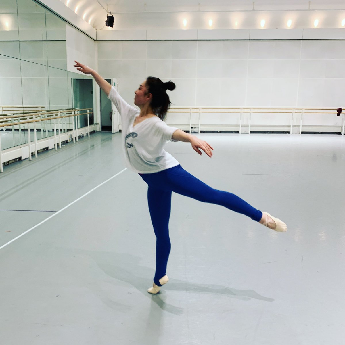 EverybodyBallet's tweet image. Be sure to catch our Intermediate Sunday Improver class this Sunday 28th at the Royal Opera House taught by @Bennet76. Book online via our website. Here’s lovely Mayumi giving us a good, clean 1st arabesque!