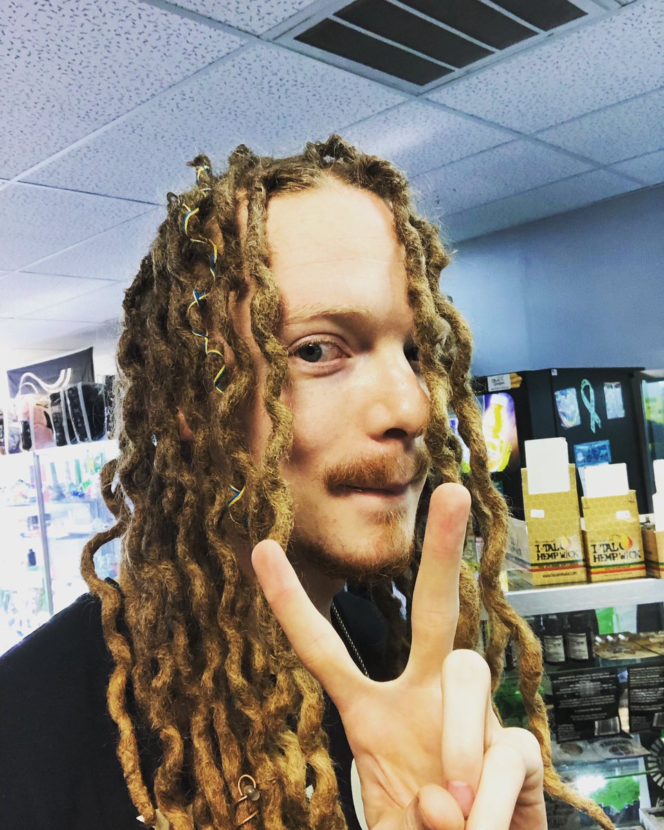 CallonBee's tweet photo. Did you want curly frys with that hippie meal?! Lol my curls trying take over again.
Hey come to my show Friday :) #dread #Locksmyth #curlydreads #dollylocks #dreadykruger #dreadstylesformen #Peace #Hippie #Taurus #dreadlockstyles https://t.co/K9egya5zSD
