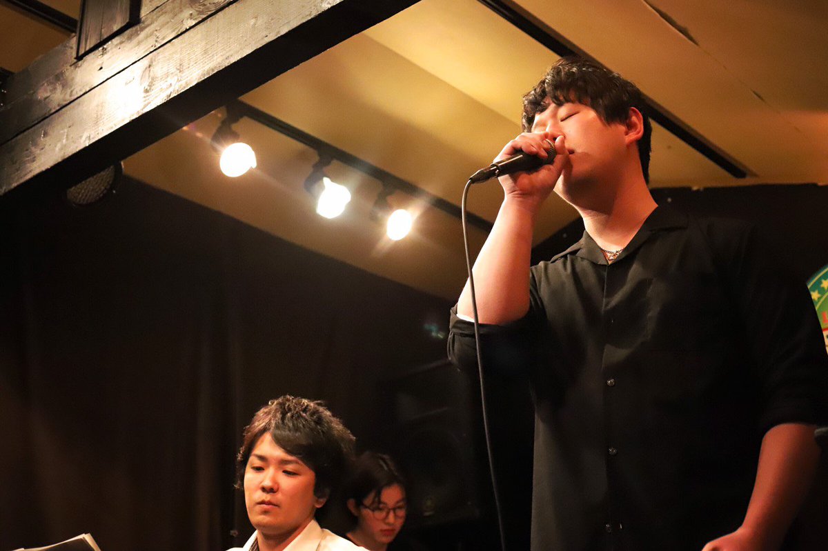 ShoTaaatter's tweet photo. 先日のアーティストライVol.11の写真！！

超絶一重下手くそブスの俺が
こんなに上手そうに、出来そうな奴に写って鳥肌やし感動でしかない

photo:@TAKUYAREVOLVE 

#一重 #塩顔 #減塩
#ギタボ #ボーカル #MyNames
#フォロー募集 https://t.co/YbbXc3hd1p
